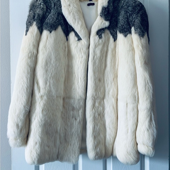 S&M Blazer fur ivory. Hook & loop close, lined pkts, acrylic lining. Sz S/M. - Picture 1 of 9